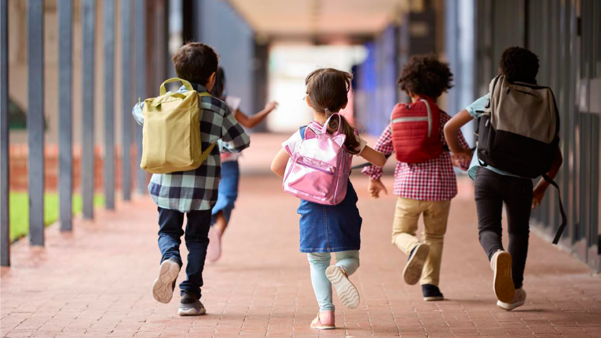 Enfants courant de dos avec leurs sac à dos