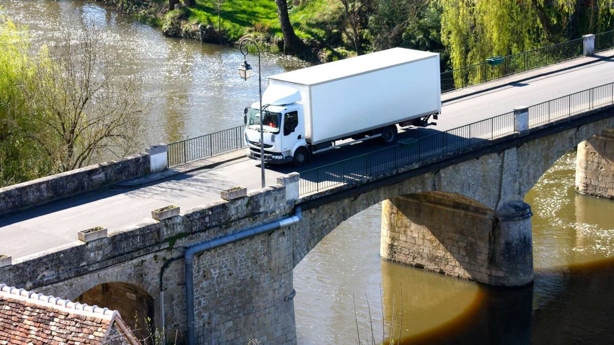 Camion sur un pont